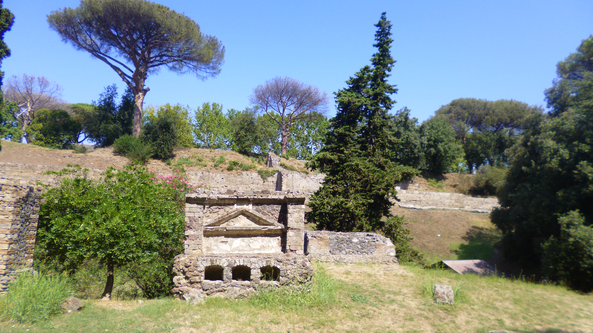 "Rien n'efface mieux la mémoire que le temps qui, petit à petit, l'endort paisiblement dans son écrin de verdure." LDG